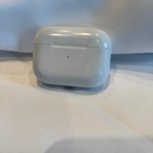 Willys AirPods  - En väldigt ren och bra AirPod fodral. En AirPod saknas. Skön att ha i örat. Billig.