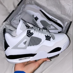 Jordans 4 military  - Dessa Jordan 4 är i utmärkt skick och ett perfekt val för den som söker både stil och komfort. Vid köp ingår crease-skydd och ett extra par skosnören för att ge dig ännu mer variation och hållbarhet. Skorna är garanterat äkta och kommer från Merchsweden, en pålitlig återförsäljare. Missa inte chansen att få tag på dessa exklusiva sneakers!