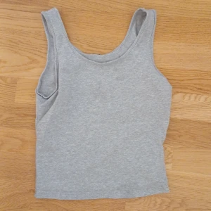 Grå linnetopp från shein. - Säljer en enkel och stilren grå linnetopp. Perfekt för varma dagar eller som lager under andra plagg. Toppen har en klassisk rund halsringning och ärmlös design. 