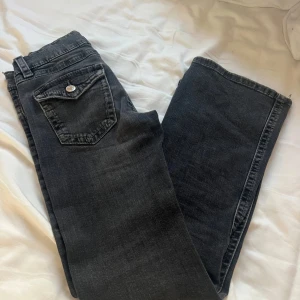 Gina Tricot Young jeans  - Superfina svarta/mörkgrå jeans storlek 152.