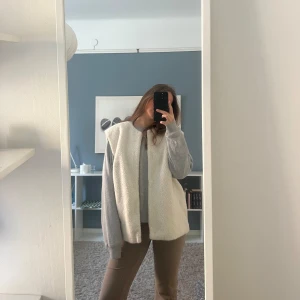 Mysig teddyväst💗 - Såå mysig teddyväst!! Perfekt nu till våren💗 bra skick! 