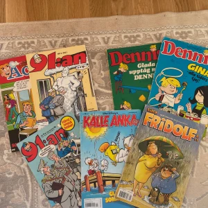 Samling av serietidningar - Vintage av  samling serietidningar inklusive titlar som Åsa-Nisse, Dennis, Kalle Anka, och Fridolf. Perfekt för samlare eller nostalgiker som älskar klassiska serier. Färgglada omslag med humoristiska illustrationer.180kr för alla