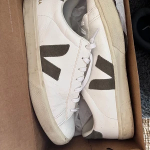 Vita sneakers från Veja - Använd 2 regniga dagar, ett litet märke fram vid tårna. Finns i Sundbyberg.