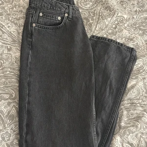 Svarta jeans från 157 - Snygga svarta jeans från 157 med klassisk femficksdesign. De har en rak passform och är tillverkade i slitstarkt denim. Perfekta för en stilren look.
