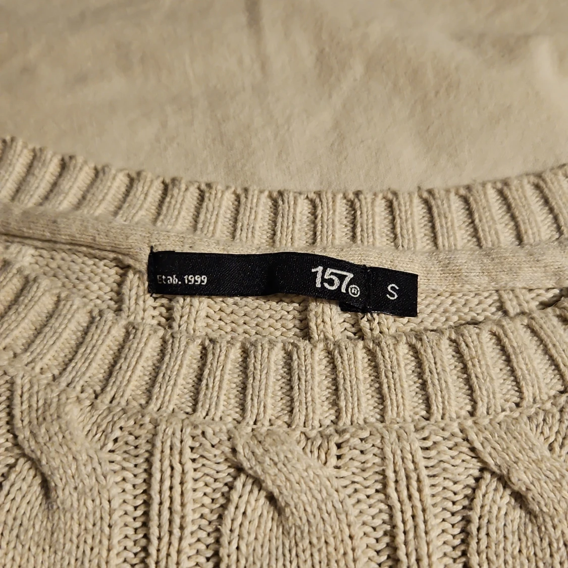 Beige stickad tröja från 157 - 2