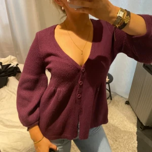 Lila kofta med knappar - Säljer en snygg lila kofta med v-ringning och knappar framtill. Koftan har långa ärmar och en bekväm passform, perfekt för kyligare dagar. Ett stilrent plagg som passar till många olika outfits🤎🤎