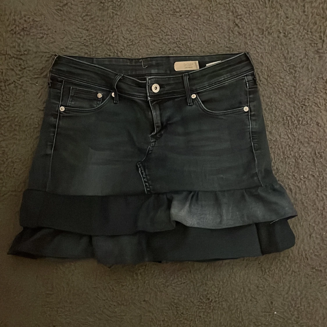 Svart jeanskjol med volang