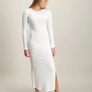 Vit ribbad långklänning - Helt oanvänd, går inte att skicka tillbaka. Storleken är XL men det är barn så det är 170-176 i cm ( passar mig som brukar ha s)