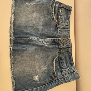 Jeans kjol - En jeans kjol från American Eagle, köpt av en annan tjej men inte andvänt eftersom den är för stor💕skriv om nån vill ha bättre bild. Det är amrikansk storlek 6 men det mortsvarar storlek M!
