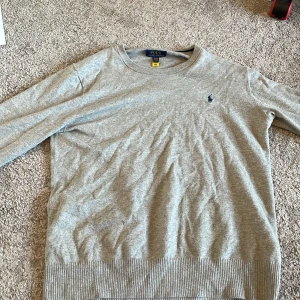 Ralph lauren merino crewneck  - En fet raffe crewneck som är i 10/10 skick, pits kan diskuteras och tveka inte om ni har frågor
