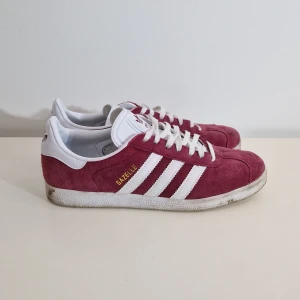 Adidas Gazell - Jag säljer dessa skor, använd få gånger så dom är i ny skick bara lite smutsiga.ordinarie pris är 1249, kan gå ner i pris. 41 1/3 men passar mig som har 42