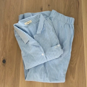 Alobha Label pyjamas - Superfin pyjamas från Lova Widerbergs märke Alobha Label🌸 Storlek S och säljs eftersom att jag inte använder den, använd 2 gånger☀️