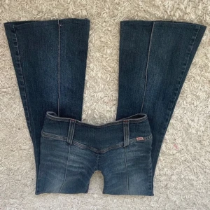 lågmidjade bootcut jeans miss sixty - lånade bilder