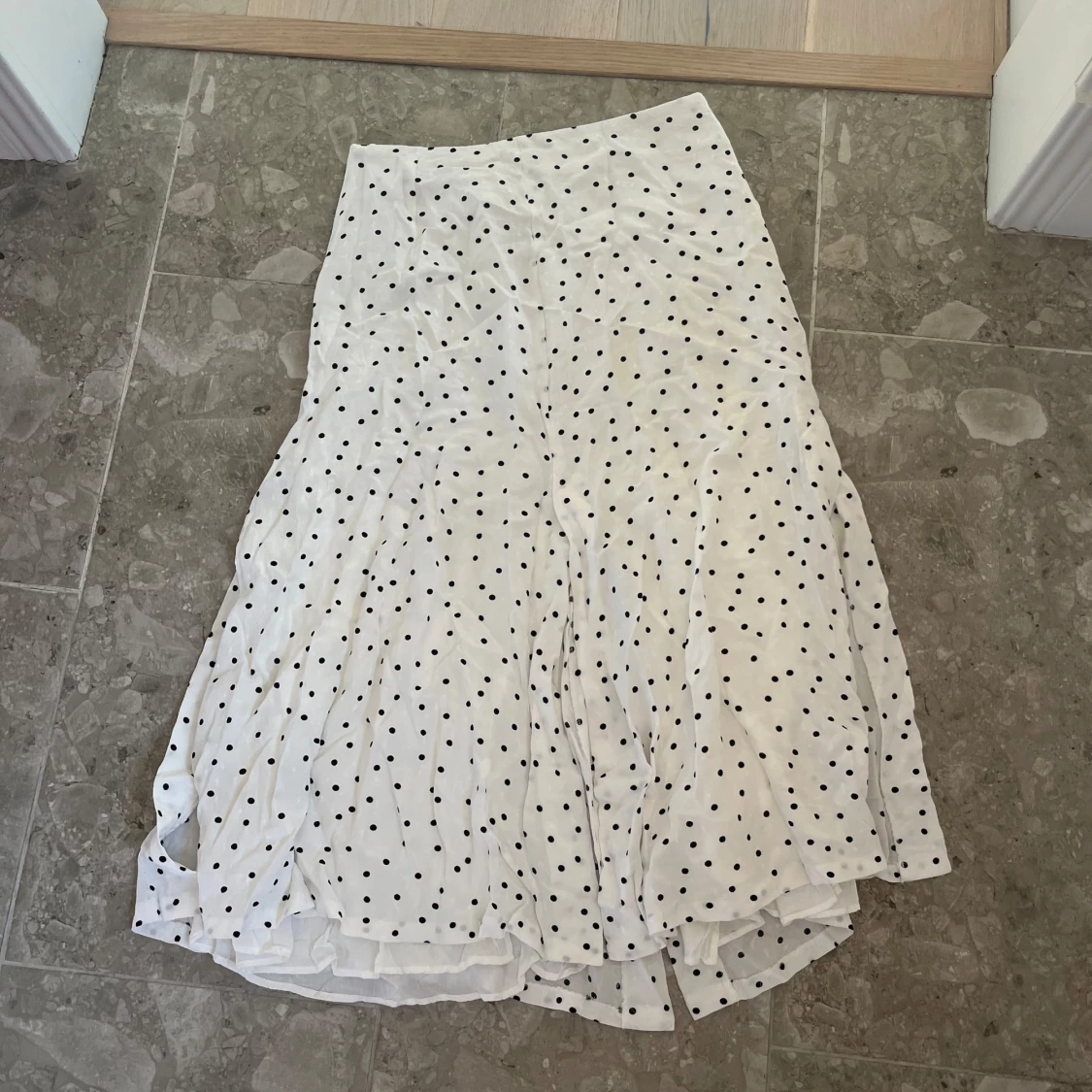 Vit prickig långkjol