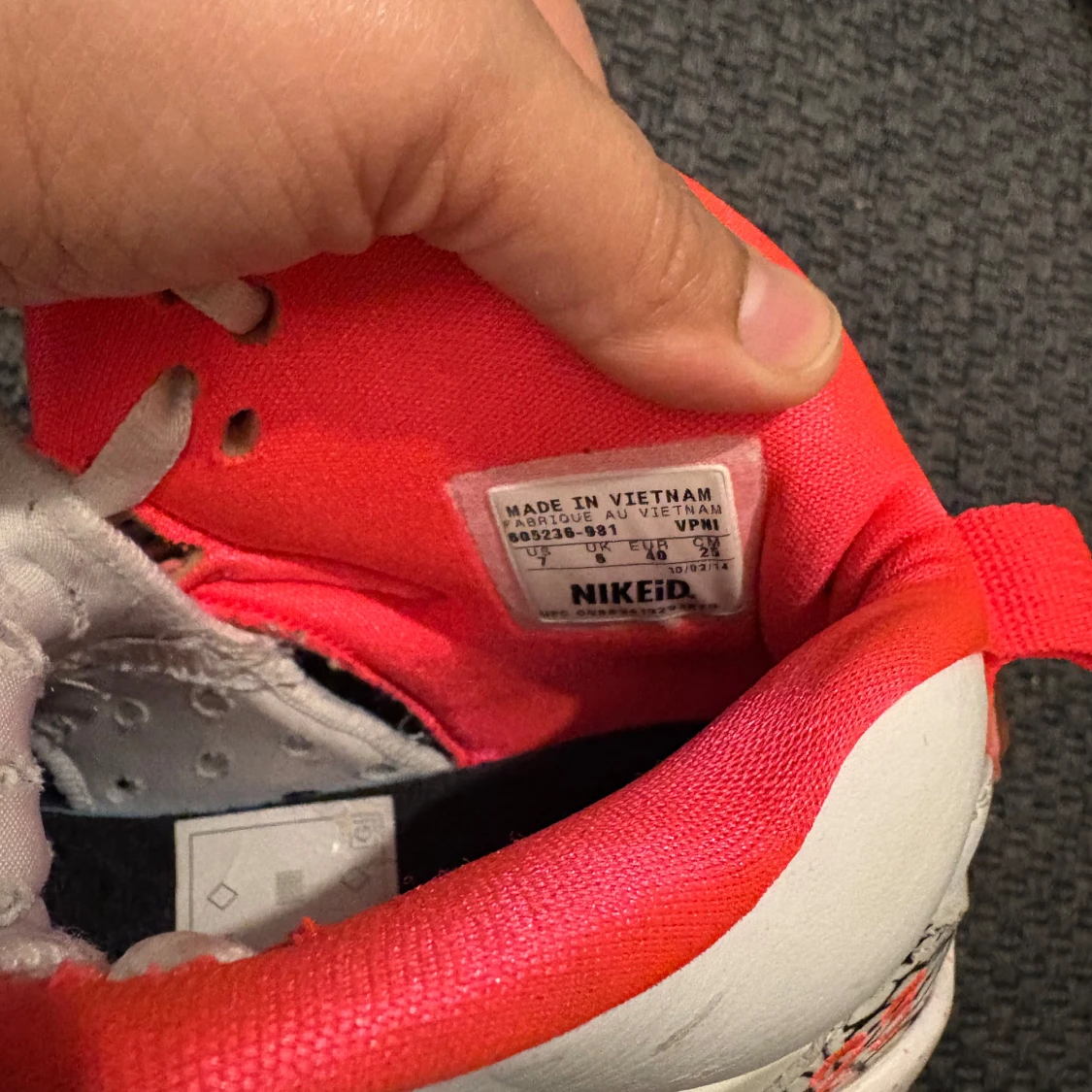 Nike Air Jordans i vitt och rött  - 2