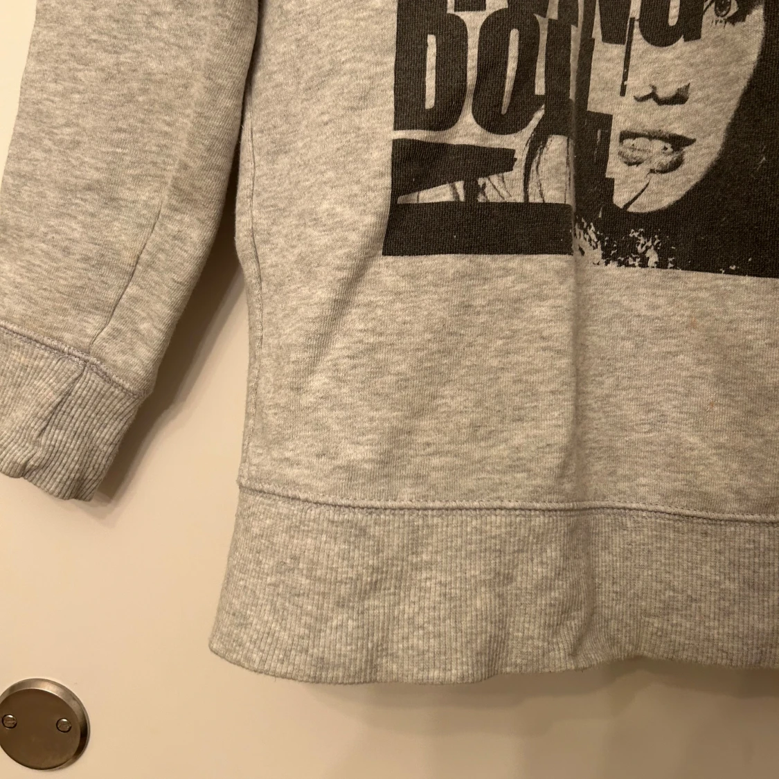 Grå hoodie med tryck - 1