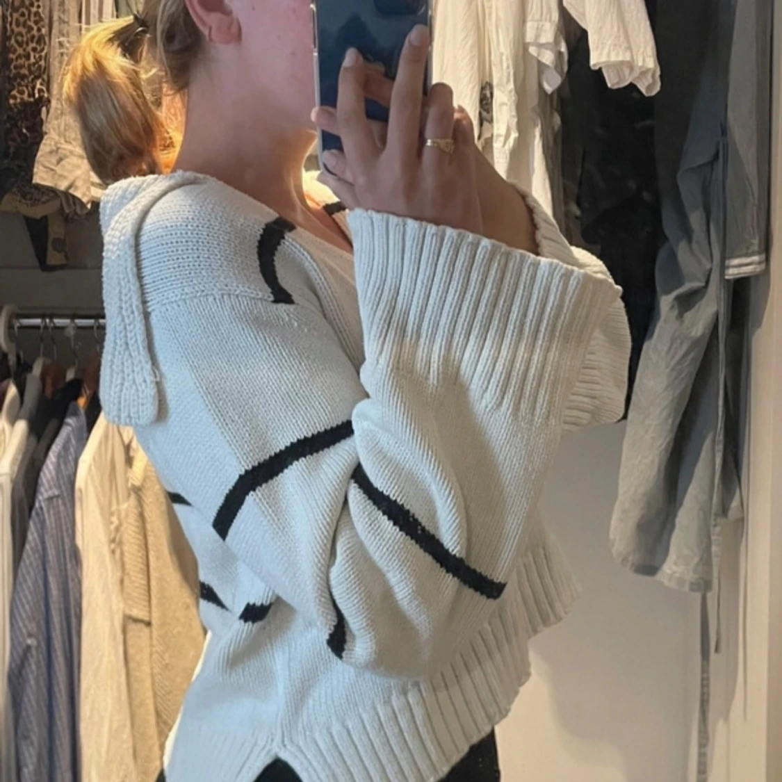 Vit stickad tröja med svarta ränder - 2