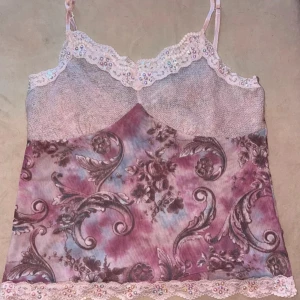 2000s paljett topp Tuzzi - Snygg 2000s topp med paljetter och justerbara axelband. Hittar ingen storlek uppskattar till s-m då den är lite stor på mig som bär xs. Made in Italy.