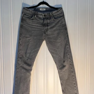 Grå jeans från Jack & Jones - Säljer ett par grå jeans från Jack & Jones. Bra skick. Hör av dig vid frågor!