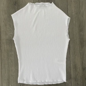 Vit topp - Lätt polo, oanvänd strl xs från bikbok 💕