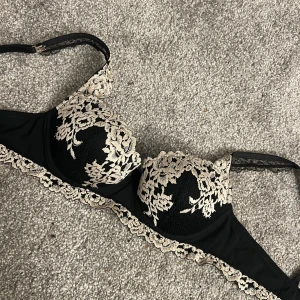 Svart spets-bh med broderi - Säljer min svarta intimissimi bh för att jag vill köpa en ny! Jag har använt den ett fåtal gånger💘