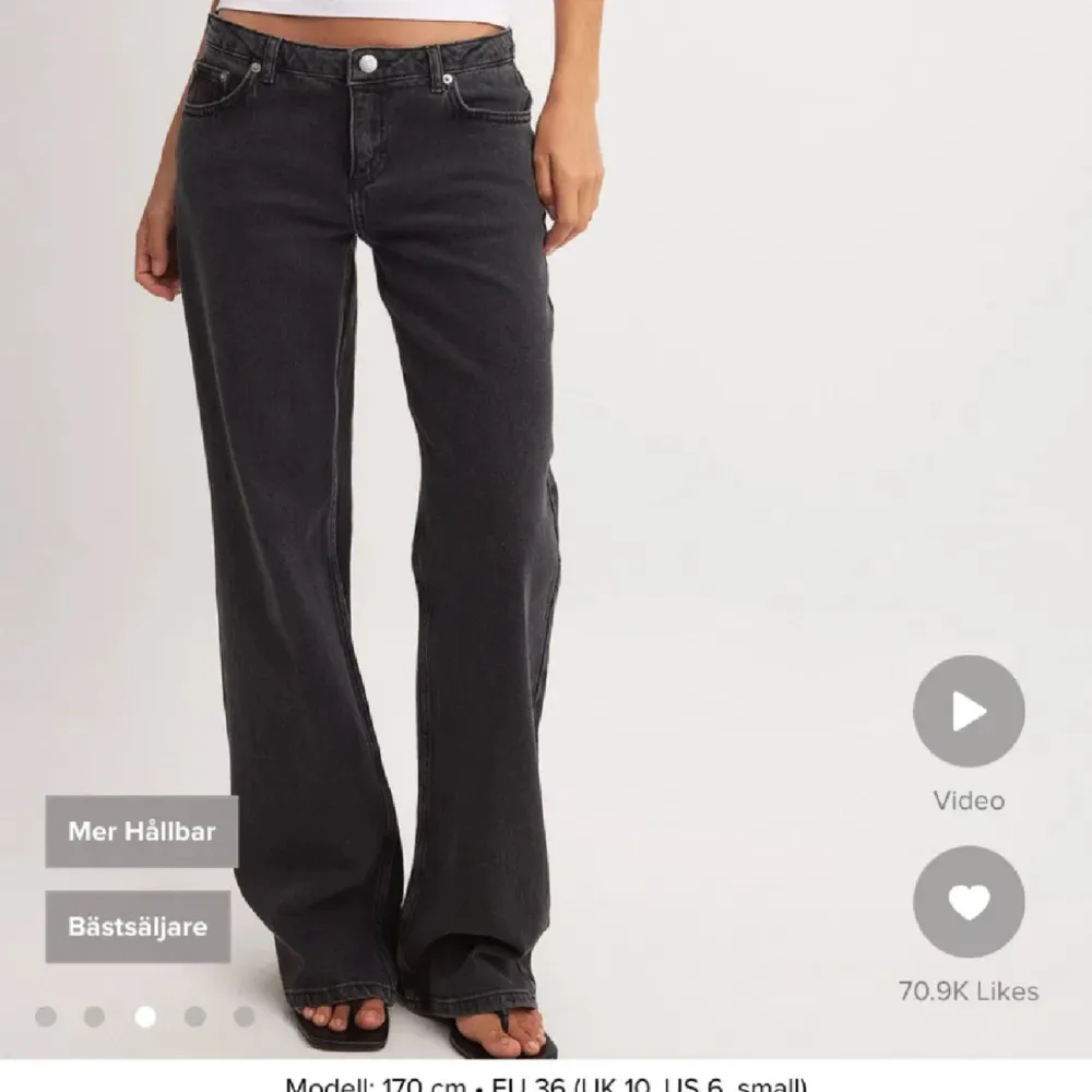 Säljer dessa lågmidjade jeans från Na-kd i storlek 38. Endast testade. Säljer för 300kr+ frakt. Farkut & Housut.