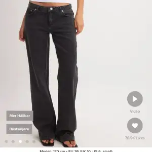 Säljer dessa lågmidjade jeans från Na-kd i storlek 38. Endast testade. Säljer för 300kr+ frakt