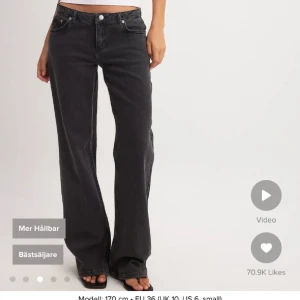 Svarta lågmidjade jeans  - Säljer dessa lågmidjade jeans från Na-kd i storlek 38. Endast testade. Säljer för 300kr+ frakt