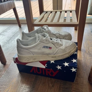 Vita sneakers från Autry - Säljer ett par vita sneakers från Autry med klassisk design och snörning. Skorna har en perforerad ovandel för bättre ventilation och en bekväm sula. Perfekta för en stilren look. Jag kan såklart tvätta dom innan jag fraktar iväg:)