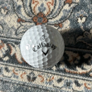 Vit golfboll från Callaway - Säljer en vit golfboll från Callaway med nummer 3 tryckt på. Perfekt för golfentusiaster som vill ha hög kvalitet på sina bollar. Köp nu och förbättra ditt spel! ⛳️