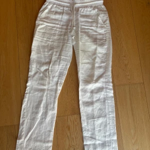 Vita linnebyxor från Skagen clothing 100% linne - Säljer ett par vita linnebyxor från Skogen i storlek XS men passar som S. Byxorna har en elastisk midja och raka ben, använd 1 gång. 