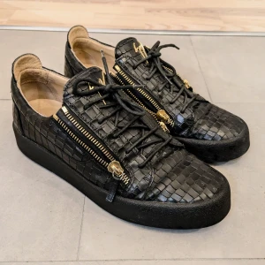 Giuseppe Zanotti sneakers med gulddetaljer - I äkta läder, använda med omsorg ♥️  Perfekta för att ge din outfit en extra edge. Tveka inte att höra av er vid frågor eller ge förslag på pris!