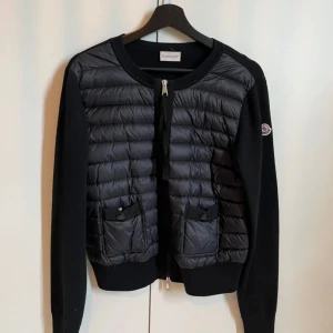 Moncler Cardigan - OBS!! Ändring i annonsen! Sålde den förra jackan åt min lillasyster men hon har nu ändrat sig o säljer nu denna istället!! Använd max 15 gånger och har inga defekter, äkthetsbevis finns. Hör av dig vid funderingar!