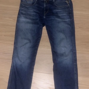 Replay jeans Mörkblå  - Snygga mörkblå replayheans . De har en lätt tvättad look och kontrastsömmar som ger en cool touch.