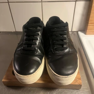 Axel Arigato skor dam - Köpte dessa skor sommaren 2024 använde ungefär halva sommaren men sedan köpte jag nya så de blev inte till så mycket användning! Original pris 2250kr säljer för 500kr!💕pris kan diskuteras!💕