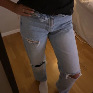 Ljusa jeans med slitningar - Ljusblå jeans med hål, kan sänka priset vill bli av med de så snabbt som möjligt🤗