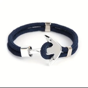 Ankare armband i olika färger - Snygga armband med ankardetalj i silver. Finns i flera färger: marinblå, svart, vit och blå. Perfekt accessoar för en stilren look. Billigast i hela Sverige! Dem kommer in i lager efter varit slutsålda så var snabb när dem kommer in! 