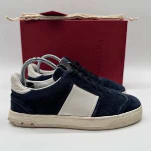 VALENTINO FLYCREW - Valentino flycrews - Skick: 9/10 (1 nitar saknas)- Tillbehör: Allt, box, dustbag, kort - Storlek 37 sitter som 38 - Nypris ca 8000 - Går ej att få tag på nya - deluxecloset