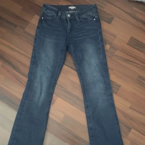 Mörkblå jeans från Gina Tricot - Snygga mörkblå jeans från Gina Tricot i storlek 170. Low waist bootcut med fina detaljer på fickorna där bak! Säljer då dem inte används 