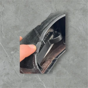 Lanvin Cap Toe - Svarta mocka och glansig cap toe - mycket använt skick (se bilder) - shoehero på sulan, nya snören, repiga på tårna, flaws syns på sista bild, utbytta insulor - storlek UK8-42 (passar 43)  - nypris ~5000kr - dustbag medföljer - hör av dig vid frågor!