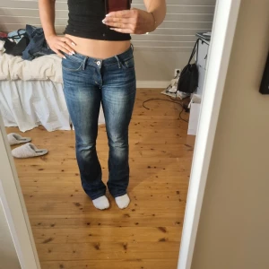 Lågmidjade jeans med bootcut - Snygga blå jeans med bootcut-stil och låg midja. Säljer då jag aldrig får användning för dom🥰. 