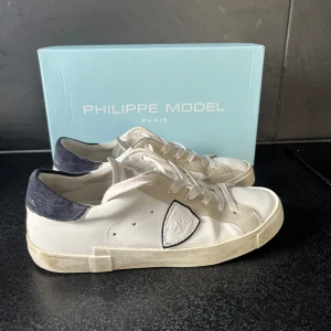 Vita sneakers från Philippe Model - Säljer ett par riktigt Snygga vita sneakers från Philippe Model! Skick 9/10 och dom är k storlek 40. Bara höra av er vid funderingar💪                                                                 