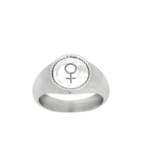Silverring med kvinnosymbol - Stilren silverring med en ingraverad kvinnosymbol i mitten. Ringen har en polerad yta och en subtil repdetalj runt symbolen. Perfekt för att uttrycka styrka och stil.