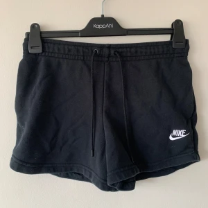 Nike shorts - Säljer ett par svarta Nike shorts i mjukis. Bra skick 🤍
