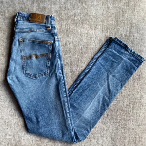 Nudie Jeans Grim Tim - Ett par as feta Nudie Jeans | Modell: Grim Tim| Storlek: 31/32, passar mer 29/32| Nypris 1900kr, vårat 599kr| Skit snygg colourway| Skriv gärna vid intresse💭