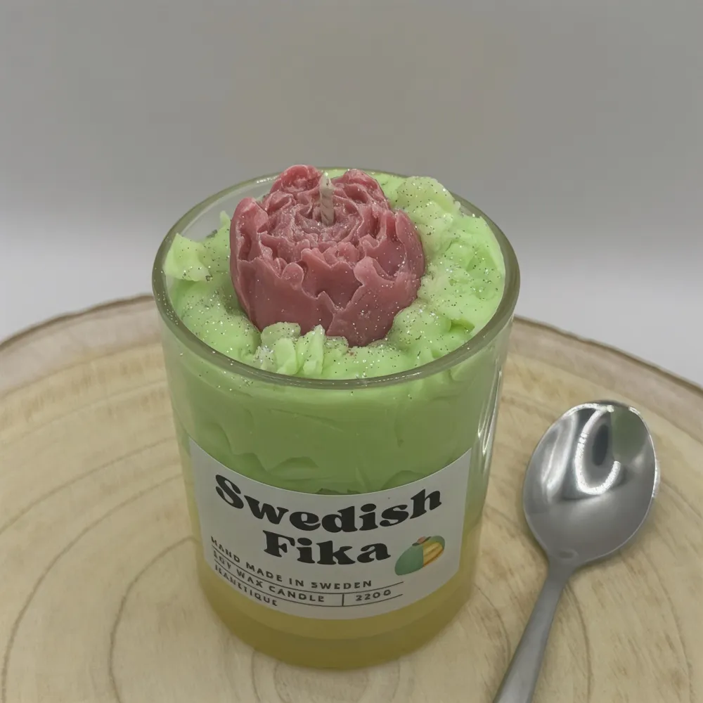 Swedish Fika – Prinsesstårta Njut av en doftupplevelse inspirerad av den klassiska prinsesstårtan! Detta handgjorda ljus kombinerar söta toner av vanilj, fluffig grädde och marsipan – precis som den älskade svenska bakelsen. Perfekt för att skapa en mysig och inbjudande atmosfär i ditt hem. • Nettovikt: 220 g • Brinntid: ca 40–50 timmar • Material: 100 % sojavax, bomullsveke, glas behållare • Etiskt framställd: Alla våra doftoljor är godkända, veganska och ej testade på djur. Muu.