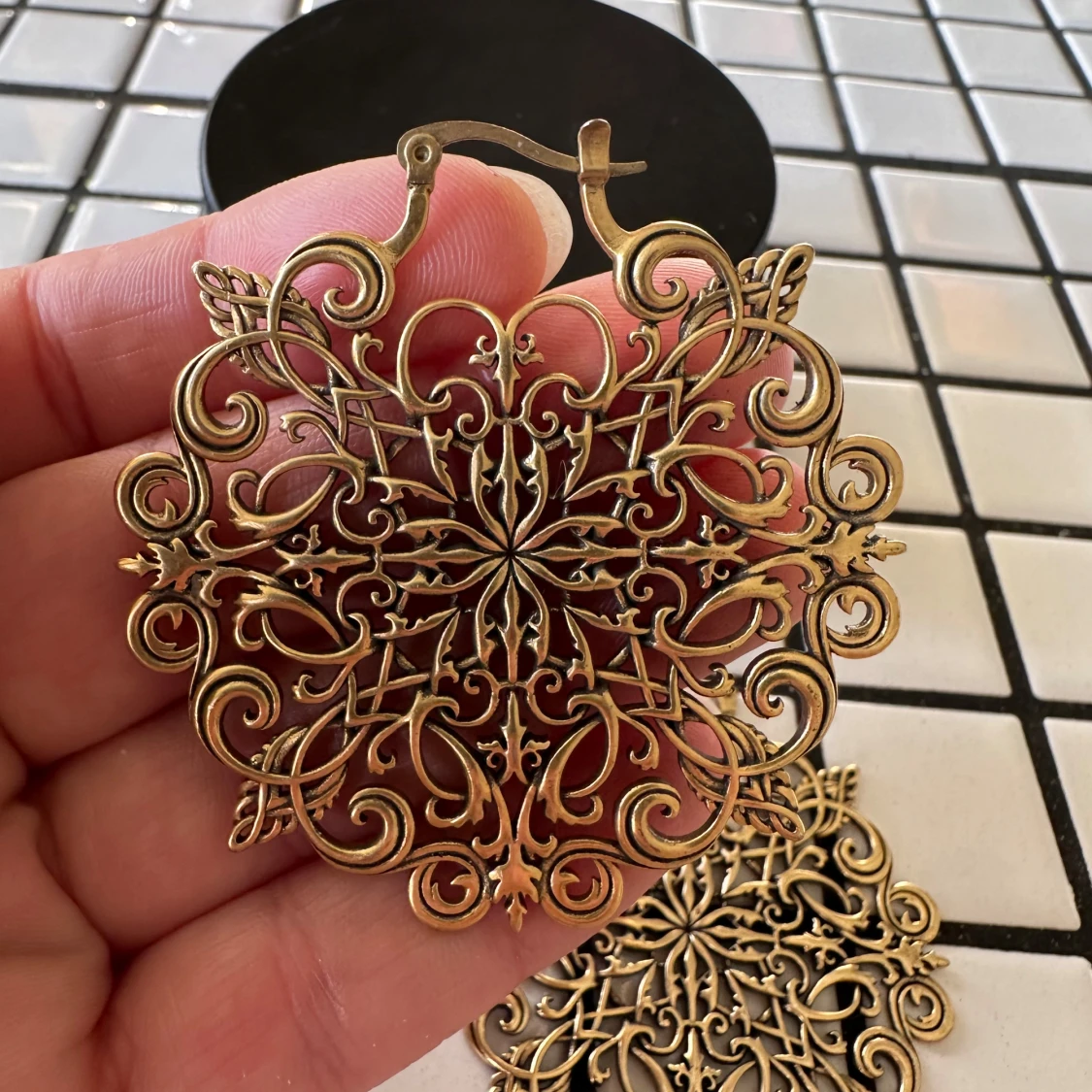 Guldiga örhängen med intrikat mönster - 1