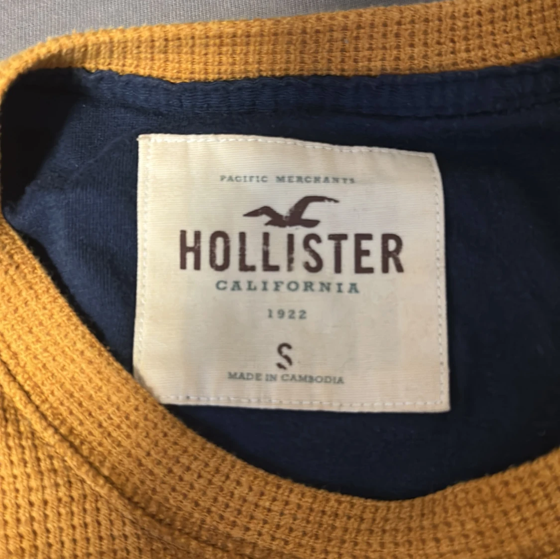 Gul långärmad tröja från Hollister - 1