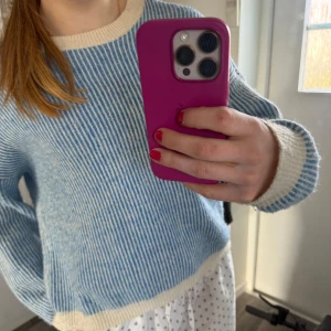 Blå och vit randig tröja - Säljer en snygg blå och vit randig tröja från Pieces. Tröjan har långa ärmar och en rund halsringning med ribbade kanter. 