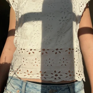 Vit blus med blommigt mönster - Säljer en söt vit blus med blommigt hålmönster från Zara i storlek 164, pris går att diskutera🩷